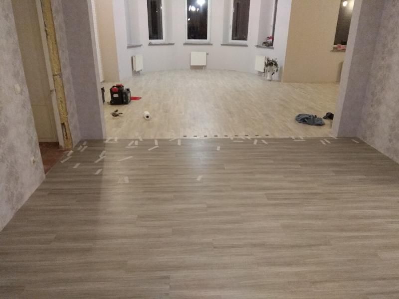 Отделка кварцвиниловой плиткой Lg Hausys с зонированием