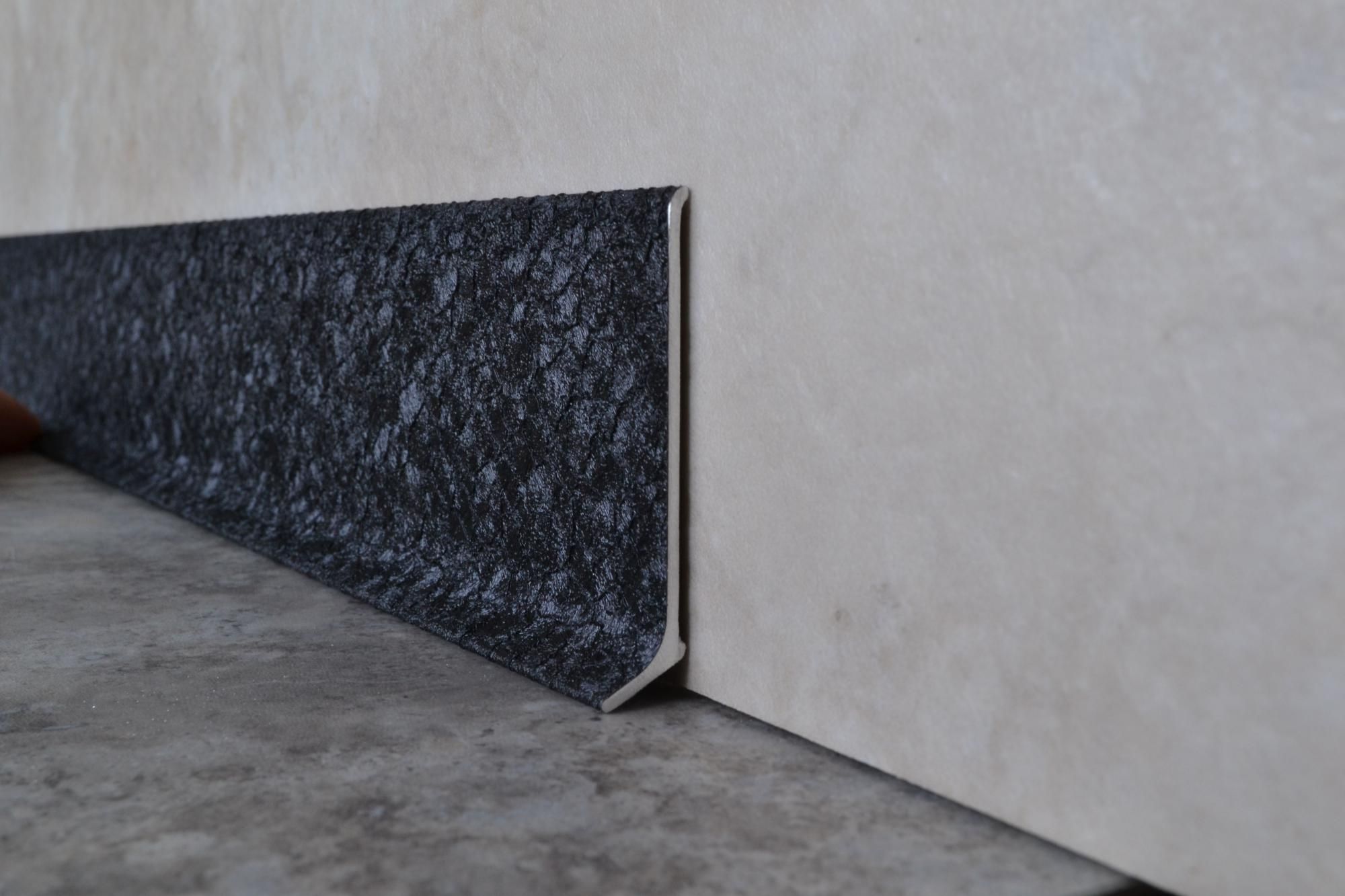 Плинтус алюминиевый L-образный текстура кожи черная (2500*11*60 мм) — купить в Брянске